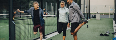 kolme ihmistä venyttelee