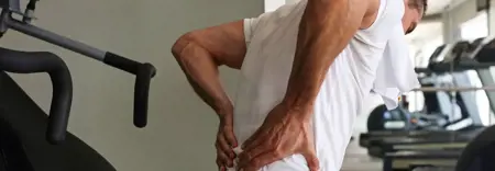 miehen selkä sattuu