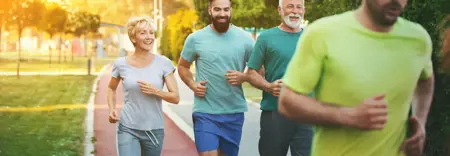 joukko ihmisiä juoksemassa