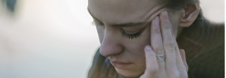 nainen, jolla on migreeni