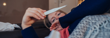 naiset mittaavat ruumiinlämpöä